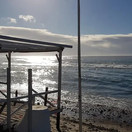 Con Jardin Y Piscina Pet Friendly דירה